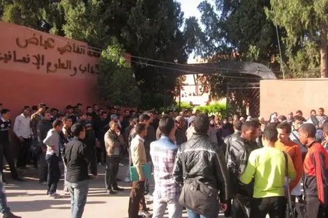 طلبة كلية الآداب بمراكش ينتظرون سنة كاملة للحصول على شواهدهم