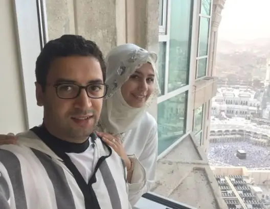 هدى سعد تؤدي مناسك العمرة رفقة زوجها