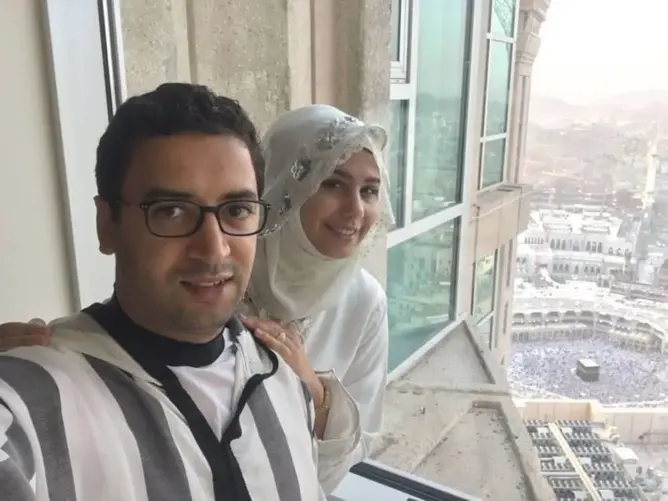 هدى سعد تؤدي مناسك العمرة رفقة زوجها