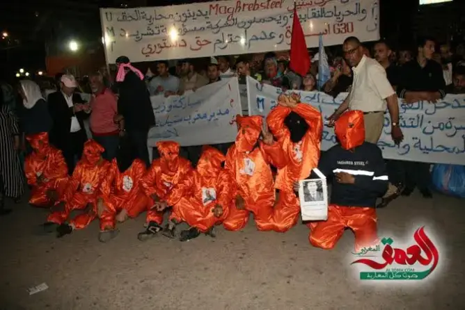 النقابات تحتج أمام البرلمان وترتدي زي غوانتنامو بالبيضاء