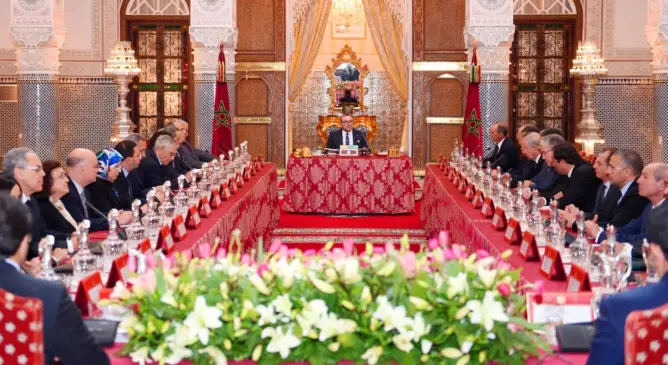 الملك يترأس المجلس الوزاري ويصادق على تخفيض العتبة إلى 3%