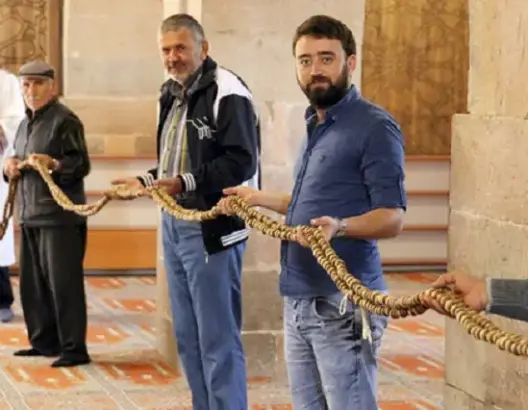 مسبحة عملاقة عمرها 700 عام تجذب المصلين في رمضان بتركيا