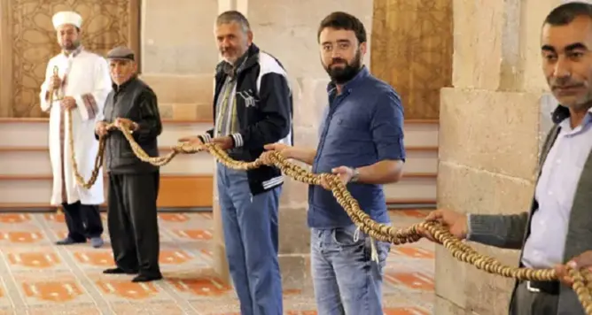 مسبحة عملاقة عمرها 700 عام تجذب المصلين في رمضان بتركيا