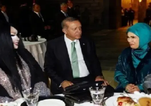 أردوغان يفطر مع نجم تركي متحول جنسيًا