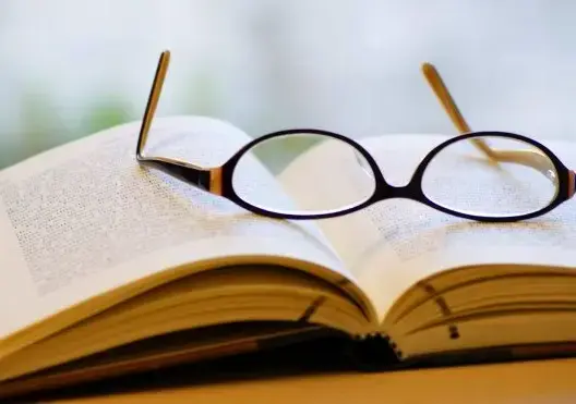 بين المثقف الحزبي والمصلحي والحر.. أي دور للمثقف في المجتمع؟