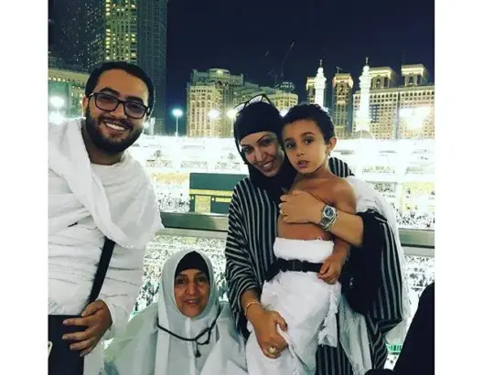 أسماء المنور تؤدي مناسك العمرة رفقة عائلتها