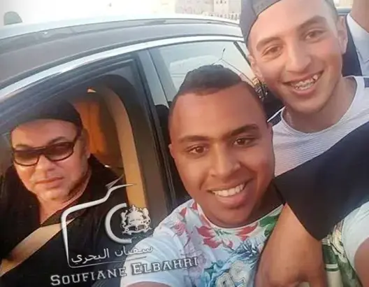 سيلفي جديد للملك رفقة شابين بالبيضاء