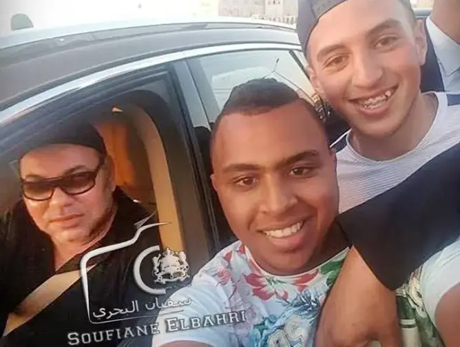 سيلفي جديد للملك رفقة شابين بالبيضاء