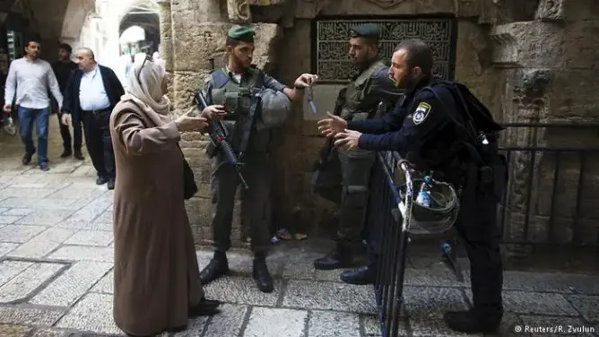 إسرائيل تمنع مئات الفلسطينيين من الوصول للأقصى لأداء صلاة الجمعة