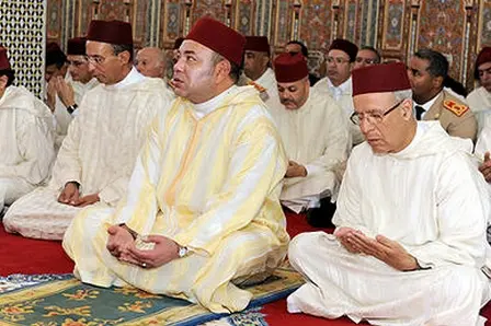 الملك يؤدي صلاة الجمعة بمسجد عباد الرحمان بالدار البيضاء