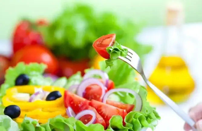 10 عناصر غذائية يسبب نقصها الكثير من الأمراض.. تعرف عليها