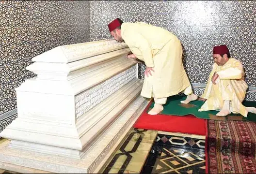 الملك يزور ضريح محمد الخامس للترحم على روحه