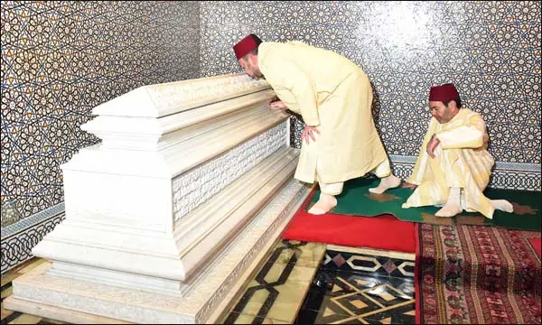 الملك يزور ضريح محمد الخامس للترحم على روحه
