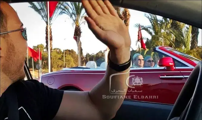 الملك يتجول رفقة صديقه الهمة في سيارته الخاصة