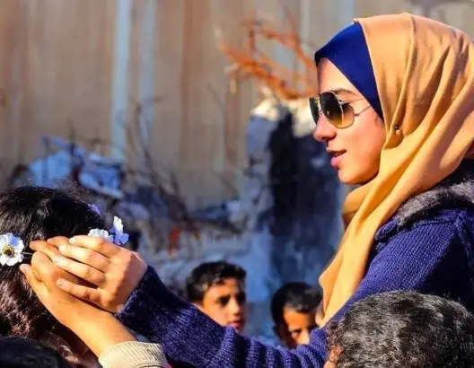 دانا إرحيم .. موزعة الابتسامات على أطفال غزة