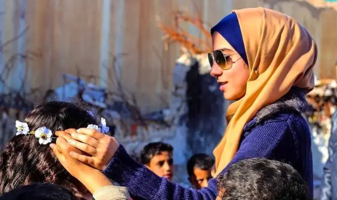 دانا إرحيم .. موزعة الابتسامات على أطفال غزة