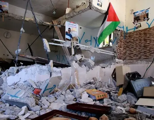 الاحتلال يهدم منزل أسير فلسطيني جنوب الخليل