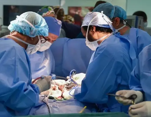فريق طبي ينجح في تدخل جراحي اعتبر سابقة في الجهة الشرقية