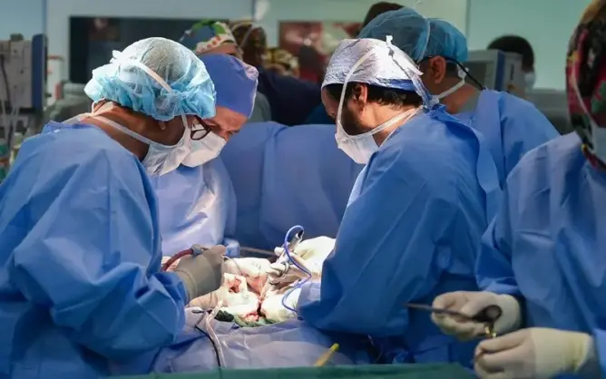 فريق طبي ينجح في تدخل جراحي اعتبر سابقة في الجهة الشرقية