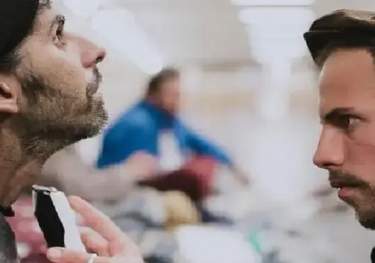 بريطاني يقدّم قصات شعر مجانية للمشردين