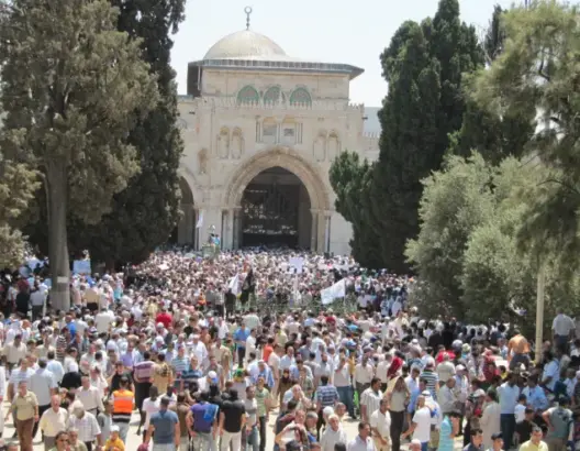 100 ألف أدوا صلاة الجمعة الأولى من رمضان في الأقصى