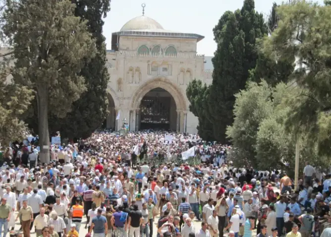 100 ألف أدوا صلاة الجمعة الأولى من رمضان في الأقصى