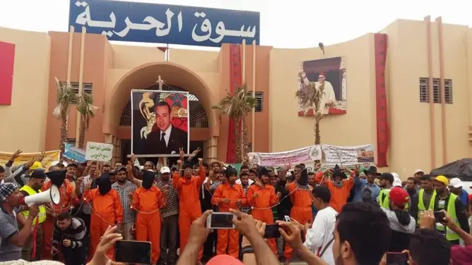 إنزكان .. تجار يحتجون بلباس “غوانتانامو” ضد المجلس البلدي (صور)