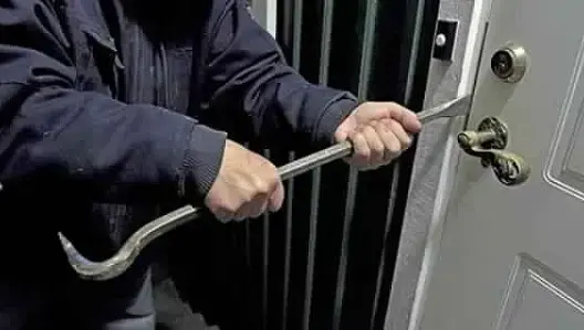 حاول سرقة منزل فوجد فيه مسدسا ناريا وذخائر في وجدة