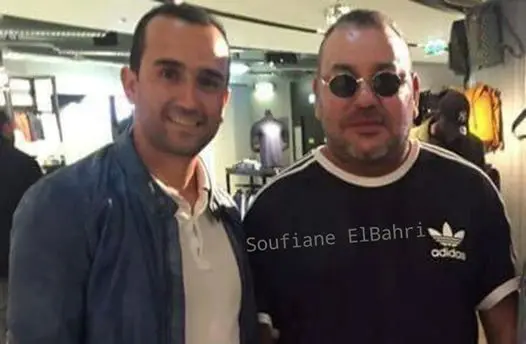 الملك يظهر من جديد في صورة مع شاب مغربي بباريس