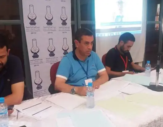 بعد مراكش.. “بيجيدي” يجمد عضوية 3 أعضاء بالخميسات بسبب “الكولسة”