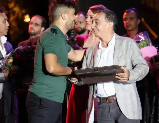 وزير الإعلام الجزائري يكرم حاتم عمور