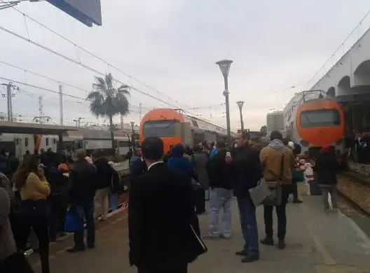 تأخر القطار لساعات ومواطنون لا يجدون مقاعد للجلوس بمحطة بنجرير