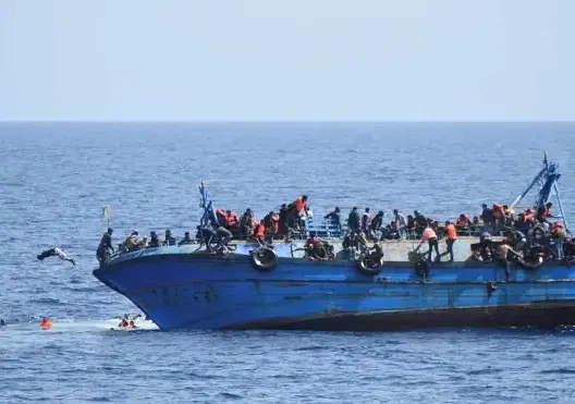 مقتل 8 وفقدان 20 شخصًا بانقلاب قارب قبالة سواحل ماليزيا