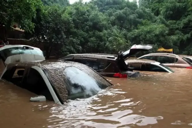 مقتل العشرات وإجلاء الملايين بسبب الأمطار الغزيرة في الصين
