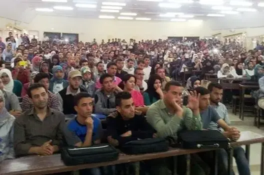 صعود أستاذ فوق الطاولة يتحول إلى احتجاجات عارمة بكلية الحقوق مراكش