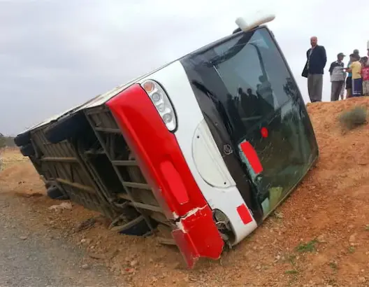 وفاة طفل وإصابة 16 آخرين في انقلاب حافلة بشيشاوة