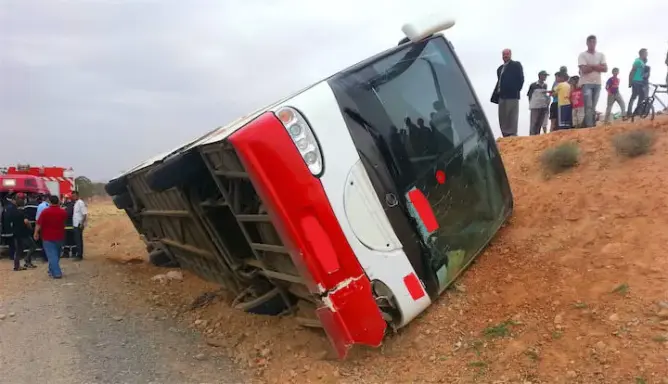 وفاة طفل وإصابة 16 آخرين في انقلاب حافلة بشيشاوة