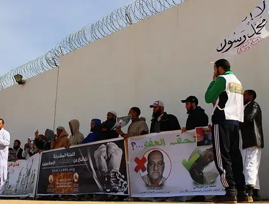 معتقل إسلامي يضرب عن الطعام للاستفادة من التطبيب