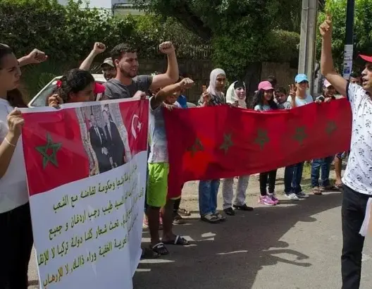 وقفة أمام السفارة التركية بالرباط رفضا لمحاولة الانقلاب (صور)