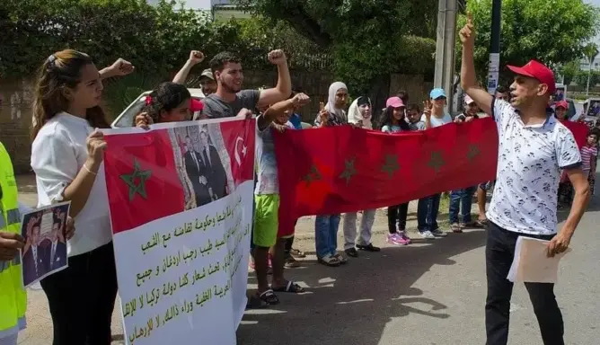 وقفة أمام السفارة التركية بالرباط رفضا لمحاولة الانقلاب (صور)