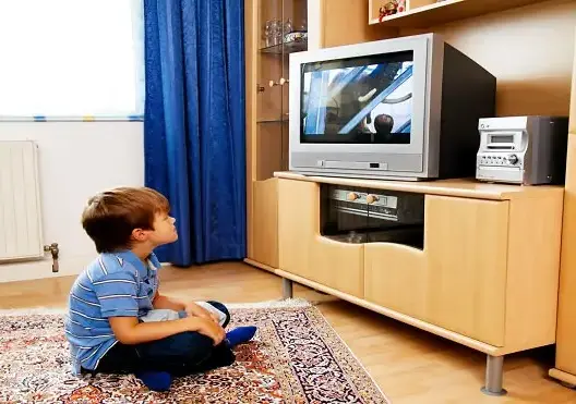 الجلوس أمام التلفاز يؤثر على كثافة عظام الأطفال