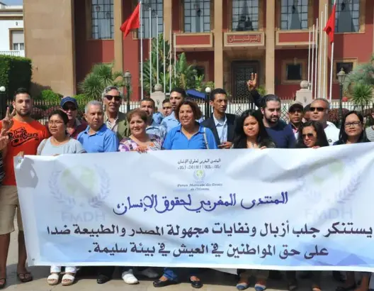حقوقيون يحتجون ضد “نفايات إيطاليا” ويطالبون بإقالة الحيطي