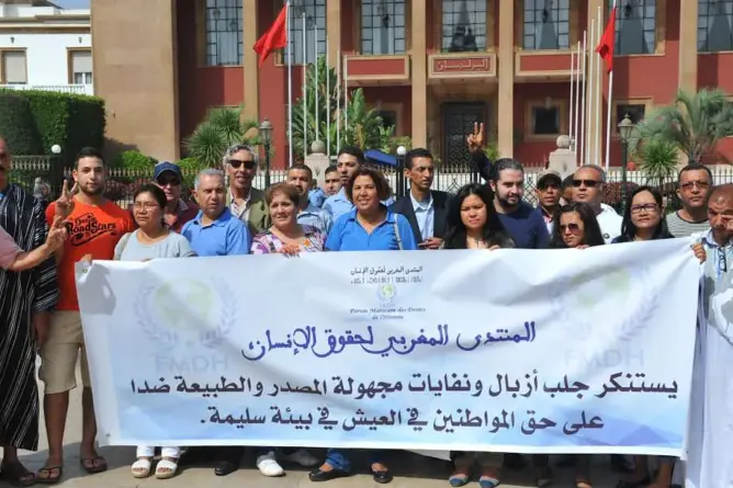 حقوقيون يحتجون ضد “نفايات إيطاليا” ويطالبون بإقالة الحيطي