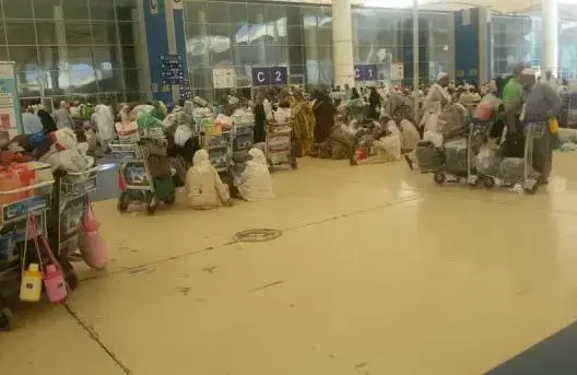 معتمرون مغاربة عالقون في المطار بسبب الأحداث التركية