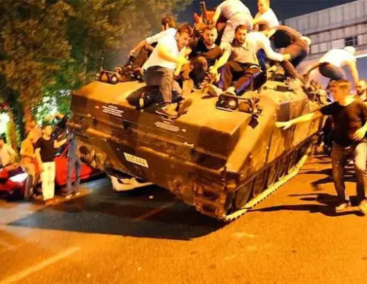 هؤلاء هم السياسيون المغاربة الذين فرحوا بمحاولة الانقلاب الفاشلة بتركيا