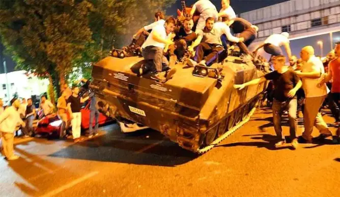 هؤلاء هم السياسيون المغاربة الذين فرحوا بمحاولة الانقلاب الفاشلة بتركيا