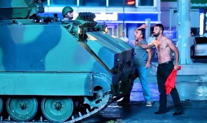 161 قتيلا في محاولة الانقلاب بتركيا والسلطات تعتقل 3000 انقلابي