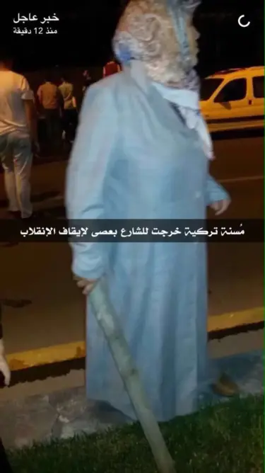 هكذا خرجت مسنة تركية لمواجهة الانقلاب؟ (صورة)