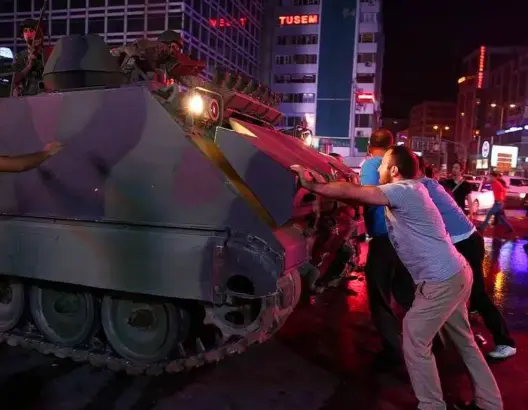 كبير مستشاري أردوغان يعلن فشل الانقلاب في تركيا