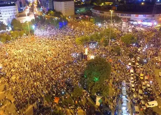 آلاف الأتراك ينزلون للشوارع دعما لأردوغان والجيش ينسحب من المطار
